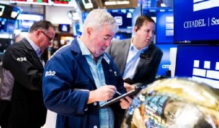 盘前：纳指期货涨0.23% 金银再创新高