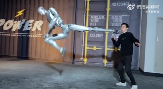 上市绿色通道被叫停？宇树科技严正声明：假的！公司发布人形机器人H2训练视频：腾空侧踢吓退王兴兴