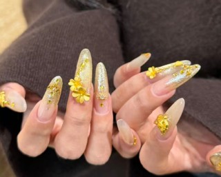 年轻人花上万元打造黄金美甲：轻量化、IP化、场景化产品需求爆发，小克重金饰占比显著提升