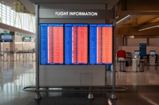 强烈冬季风暴冲击未消 美国多地航班持续大规模取消