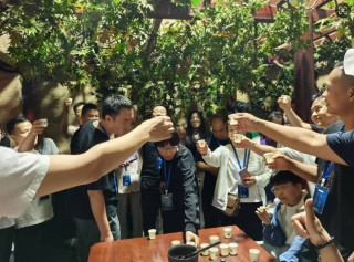 宇通重工特种装备事业部一行走进赊店酒乡小镇