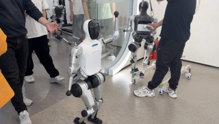 “1米8大高个”VS“旋风小子”  全球首个人形机器人半马落幕！北京亦庄为何“领跑”？｜“奔跑吧”具身智能②