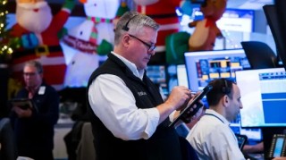 开盘：美股周三小幅低开 美国上周初请失业救济人数降至21.4万