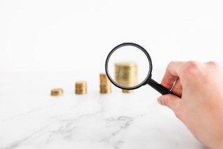 如何实现基金的稳健盈利？这种盈利方式有哪些风险？