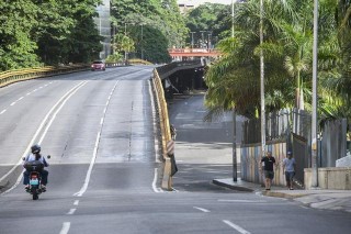 第1现场｜遭袭后的委内瑞拉：药店排队、油站关闭、民众集会抗议