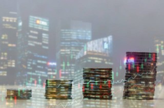 如何合理确定期货交易的成本门槛？这种成本门槛对投资策略有何影响？