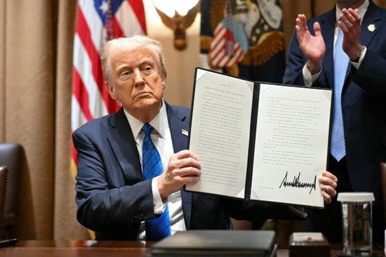 特朗普签署行政令改革选民投票制度:提供美国公民身份证明才能投票 第1张 特朗普签署行政令改革选民投票制度:提供美国公民身份证明才能投票 第1张