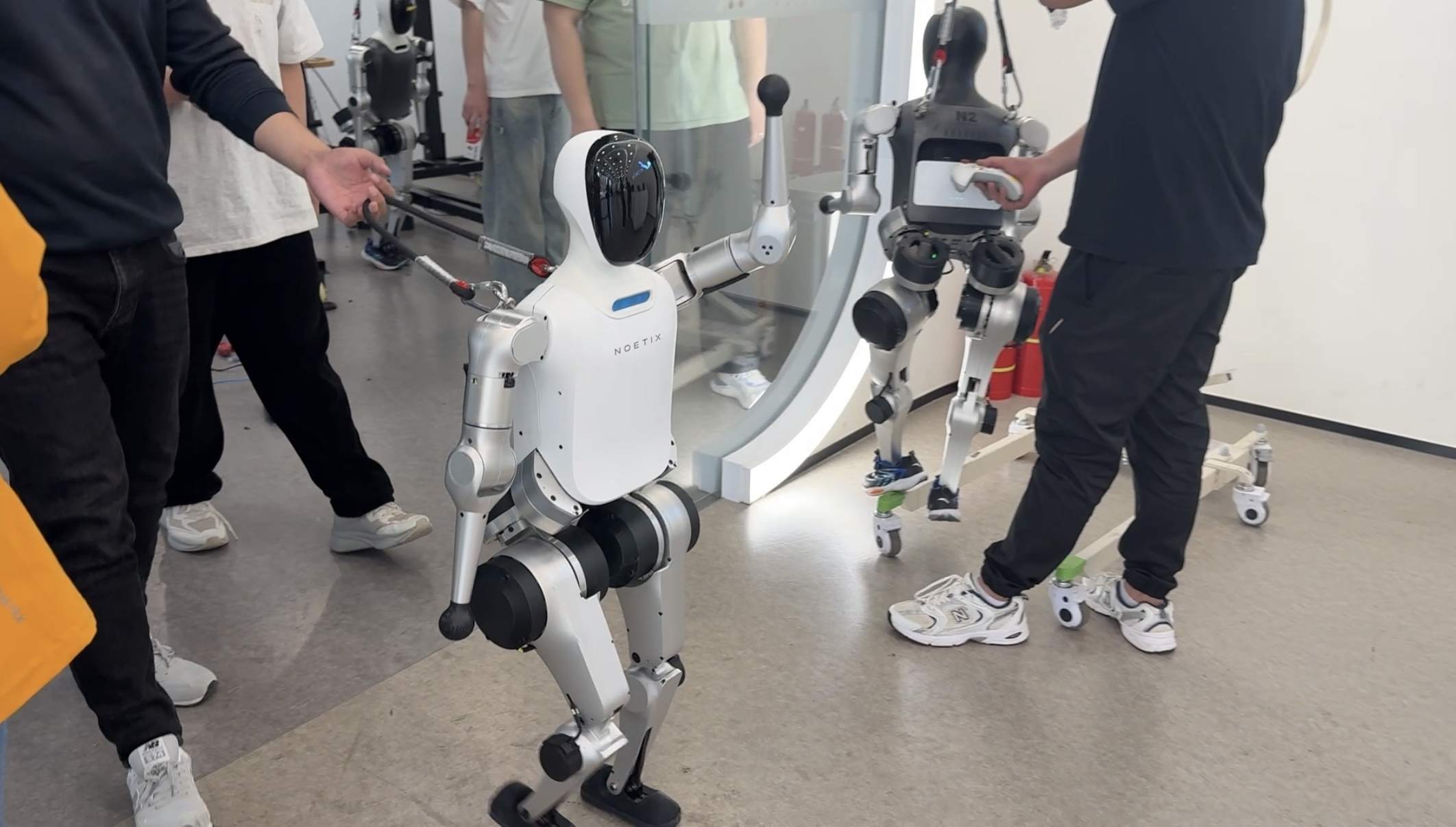 “1米8大高个”VS“旋风小子”  全球首个人形机器人半马落幕！北京亦庄为何“领跑”？｜“奔跑吧”具身智能② 第3张