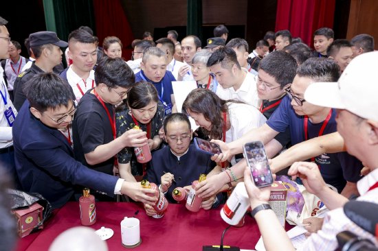 茅台股东大会结束,张德芹成关注重点,大批股东带“蛇矛”求亲笔签名 第1张 茅台股东大会结束,张德芹成关注重点,大批股东带“蛇矛”求亲笔签名 第1张