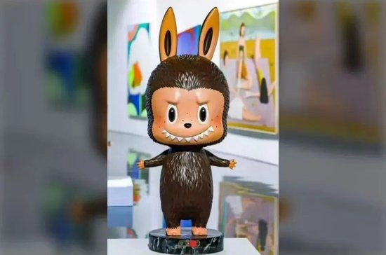 泡泡玛特创新高!股价被高估?天价LABUBU“旧主”透露:最初购自郑恺潮牌店 第1张 泡泡玛特创新高!股价被高估?天价LABUBU“旧主”透露:最初购自郑恺潮牌店 第1张