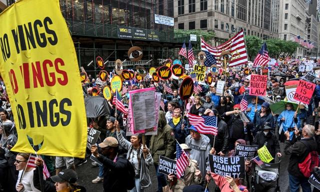 “不要国王!”抗议席卷全美,示威者涌入街头与警方发生冲突 第4张 “不要国王!”抗议席卷全美,示威者涌入街头与警方发生冲突 第4张