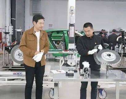 雷军直播现场拆小米YU7:希望大家说公道话,不要故意找茬!门把手设计非常领先,车轮易撞掉是“丢轮保车,四两拨千斤”的策略 第3张 雷军直播现场拆小米YU7:希望大家说公道话,不要故意找茬!门把手设计非常领先,车轮易撞掉是“丢轮保车,四两拨千斤”的策略 第3张