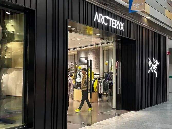 “身份标签”不灵了？始祖鸟7800元马年限定款新品上线秒光，闲鱼上却有人平价转让！业内人士：消费者更关注性价比  第6张