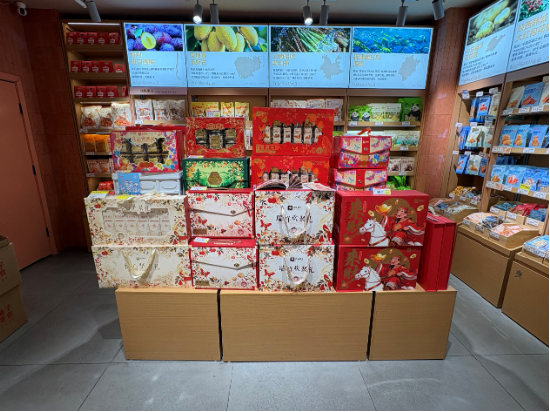 1672克“坚果礼盒”只有16%坚果！良品铺子被曝礼盒“掺水”，门店两年关闭上千家  第3张