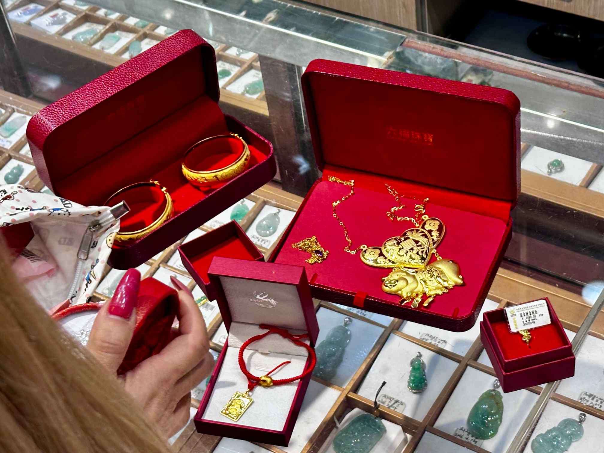 被老铺黄金们劝退,年轻人涌向广州打金一条街,50克金镯工费不到千元 第1张 被老铺黄金们劝退,年轻人涌向广州打金一条街,50克金镯工费不到千元 第1张