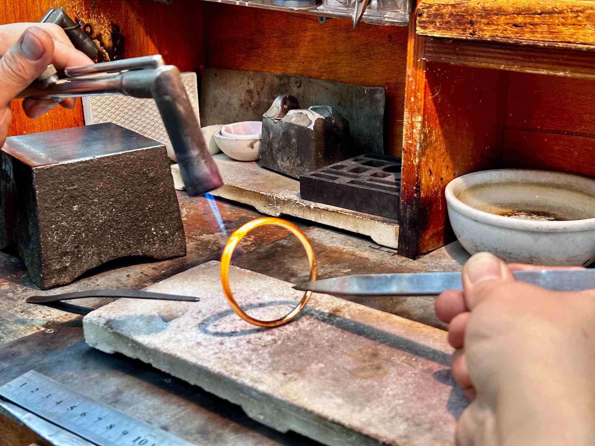 被老铺黄金们劝退,年轻人涌向广州打金一条街,50克金镯工费不到千元 第3张 被老铺黄金们劝退,年轻人涌向广州打金一条街,50克金镯工费不到千元 第3张